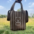 Dettaglio della borsa in maglia a righe marroni e motivo a cartone animato Shiba Inu - Marrone