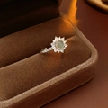 Dettaglio anello vintage a girasole in argento con gemma verde su velluto marrone - Stile girasole / Argento