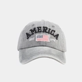 Ricamo dettagliato della bandiera americana e EST 1776 su un cappello grigio lavato - Regolabile / Grigio chiaro
