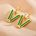 Goldene V-Ohrringe mit grüner Emaille und weißem Zirkon auf Seidenhintergrund - Grün