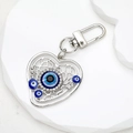 Vintage-Schlüsselanhänger in Herzform mit blauen Nazar-Perlen und Strass auf weißem Stein - Silber Herz