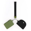 Dettaglio del borsello da polso in nylon trapuntato con bustine verdi e nere con zip - Verde Nero Trapuntato