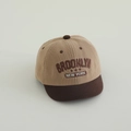 Dettaglio del ricamo Brooklyn su un cappellino da baseball in velluto a coste kaki - 50cm (1-3 anni) / Serie New York-Cachi