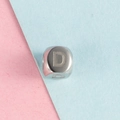 Perle carrée en acier inoxydable avec lettre D gravée et finition argentée polie - Lettre D
