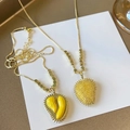 Collana con ciondolo a forma di durian in acciaio al titanio dorato e smalto giallo - Stile Durian a Dodici Quadrati (8967 Collana Durian a Dodici Quadrati)