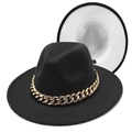 Detail eines schwarzen Fedora-Hutes mit kräftiger goldener Kette und cremeweißem Innenfutter - M (56-58cm) / Schwarz+Weiß