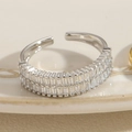 Gros plan d'une bague réglable argentée avec double rangée de zircons brillants - Zircone Blanche Carrée - Argent