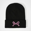 Zwarte gebreide muts met roze geborduurde strik voor een warme winterstijl - Eén maat / Zwart