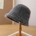 Primo piano della texture del cappello a secchiello in misto lana angora grigio su base - Regolabile / grigio scuro