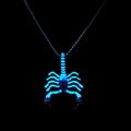 Collana con ciondolo scorpione luminoso da uomo con effetto bagliore blu e finitura scura - Luce Blu