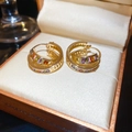 Detalle macro de los pendientes de aro bañados en oro de 18K con circonitas de colores - Dorado-Multicolor