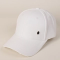 Détail de la casquette blanche avec bord usé et emblème métallique doré lettre K - M (56-58cm) / Blanc