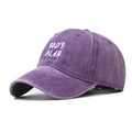 Dettaglio del cappello in cotone lavato viola con ricamo bianco God's Plan in stile vintage - Viola