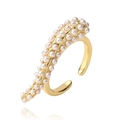 Detail eines eleganten offenen Goldrings mit weißen Perlen auf einem polierten Metallband - Chili-Stil (Ring) / Gold