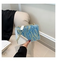 Détail du sac bandoulière avec tissu à motifs de vagues bleues et finitions blanches - Bleu