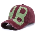 Berretto da baseball bordeaux lavato con lettere AB verdi e dettagli vintage logori - Borgogna