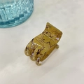 Détail de la pince à cheveux en résine ambrée marbrée avec design à 6 dents - Queue de cheval haute env. 3*5cm / Jaune Brun Brillant