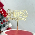 Dettaglio del topper per torta Merry Christmas in acrilico dorato su torta rossa - Albero di Natale Oro Luci Colorate