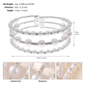 Detalle macro de elegantes perlas de imitación blancas de cuatro filas y pedrería del brazalete - Brazalete de Perlas y Estrás / Plata (Perla de 4 Capas)