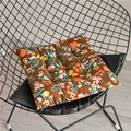 Nahaufnahme braunes Sitzkissen mit Blumenmuster auf einem schwarzen Metallgitterstuhl - Zitrone Frucht-kaffee | Quadrat: 40*40