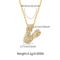 Vue macro détaillée montrant les dimensions et le poids du collier avec la lettre V dorée - Or 18 carats / Style Lettre V Pavé de Zircons (KN0422-V)