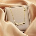 Elegante collana dorata con margherite e ciondoli floreali su seta color champagne - 1#xl1900-1 Petali D'oro