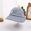 Dettaglio cappello bimbo in velluto blu con scaglie di dinosauro e ricamo cartoon - 50-52cm (2-4 anni) / Blu