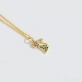 Pendentif chat doré orné de zircons colorés micro-sertis sur un fond blanc épuré - Chat