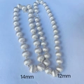 Détail montrant les colliers de perles argentées de 12mm et 14mm avec fini mat brossé - Collier de Perles Brossées Exagérées 14mm
