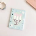 Nahaufnahme eines blauen 5-Ring-Ordners mit niedlichen rosa Kerzenmotiven und Schleifen - Blaues Nachfüllpapier