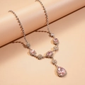 Gros plan du collier vintage avec pierres roses en poire et zircons blancs brillants - Collier / Rose