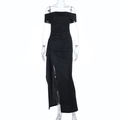 Detail van elegante zwarte off-shoulder maxi-jurk met zijsplit en glinsterende stof - XS / Zwart