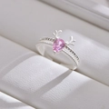 Makroaufnahme von Silberring mit Hirschgeweih, rosa Tropfenstein und Zirkonia - Silber