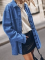 Detalle de camisa vaquera azul de corte oversize con bolsillos grandes y botones metálicos - S / Azul
