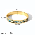 Detalle de pulsera esmaltada de 10mm con medidas de diámetro 55,4mm y 65,4mm - Estilo de Patrón Geométrico Azul Negro Amarillo (TB7112-BB)