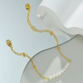 Detalle de cadena bañada en oro de 14k con perlas blancas y cierre de mosquetón - Perla Blanca