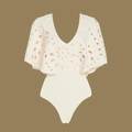Details des lasergeschnittenen Blumenmusters und der Rüschenärmel am cremeweißen Body - S / Swimwear
