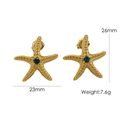 Vue détaillée des boucles d'oreilles étoile de mer en or 14K avec gemmes bleues et taille - Or/Zircone Bleu Lac