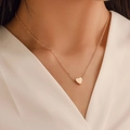Collier minimaliste avec pendentif cœur en or rose élégant porté sur le cou d'un mannequin - Pendentif Micro Coeur (1KC Gold 10194)