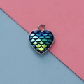 Vista macro di un ciondolo a cuore con squame di pesce blu-verdi e cornice in acciaio inox - Squame di Pesce Sfumate Blu-Verde (14)
