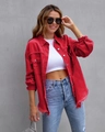 Detail einer roten Jeansjacke mit ausgefransten Kanten und silbernen Metallknöpfen - Rot