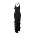 Details der Kreuzgurte am Rücken und Rüschenlagen an einem schwarzen V-Maxikleid - S / Schwarz