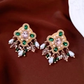 Dettaglio di orecchini vintage dorati con pietre rosa e accenti color smeraldo - Oro Verde Rosa (Ago d'argento)