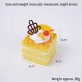 Mousse au gâteau carrée factice avec décorations d'orange et cerise, 5x5x6cm - Jaune