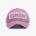 Detalle de gorra de béisbol rosa desgastada con parche bordado #1 MOM y estilo vintage - Ajustable / Rosa Púrpura