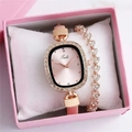 Detailansicht einer Damen-Quarzuhr mit rosa Armband und passendem Herz-Armband im Set - Rosa + Armband + Box
