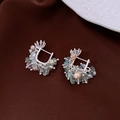 Détail des boucles d'oreilles argentées en U avec pierres vertes et perles d'eau douce - Créoles-Argent