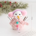 Rosa-weiße Schneemann-Weihnachtsdekoration mit Ohrenschützern und Schal, 14,5 cm - Rosa Weihnachtsschneemann