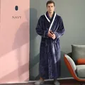 Accappatoio in flanella blu navy da uomo con profili bianchi a contrasto e cintura - M / Blu Notte [Uomo]