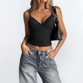 Schwarzes Y2K-Crop-Top für Damen mit Spitzenbesatz, kombiniert mit Jeans, Studioaufnahme - M / Schwarz